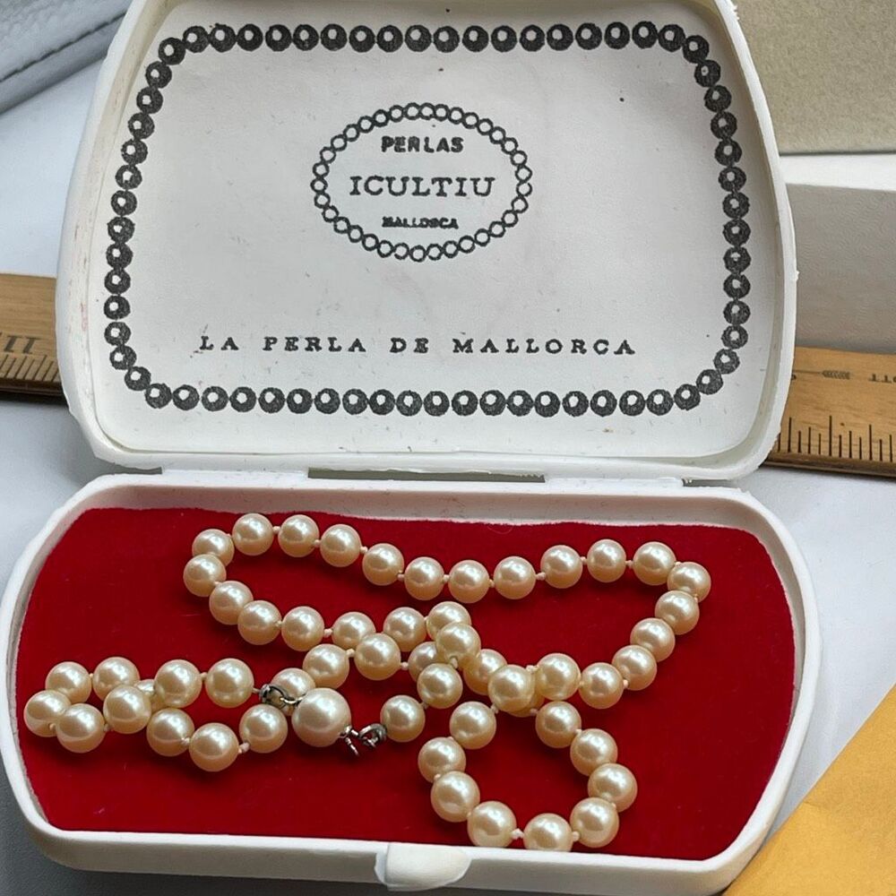 Vintage La Perla de Mallorca hand knotted pearl necklace.